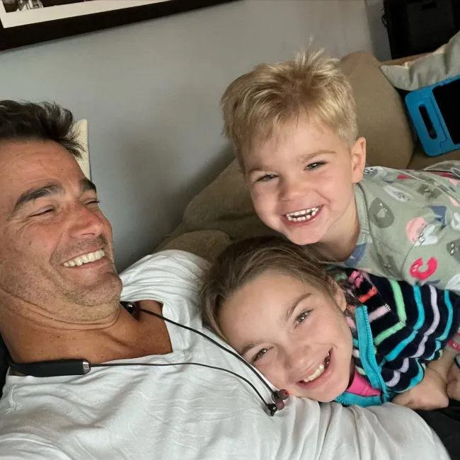 Rob Marciano con sus hijos.