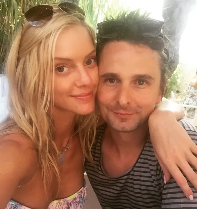 Elle Evans y Matt Bellamy en una selfie.