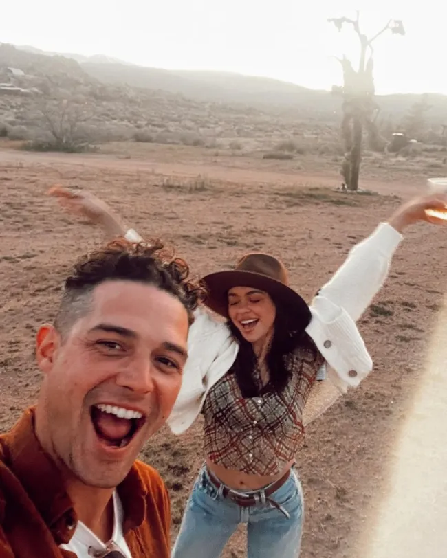 Una selfie de Sarah Hyland y Wells Adams.