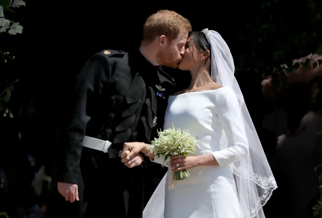 El príncipe Harry y Meghan Markle se besan frente a la Capilla de San Jorge