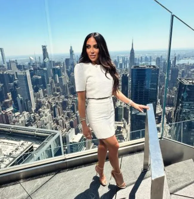 Melissa Gorga posando