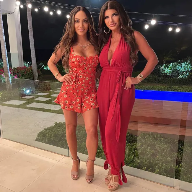 Melissa Gorga y Teresa Giudice posando juntas