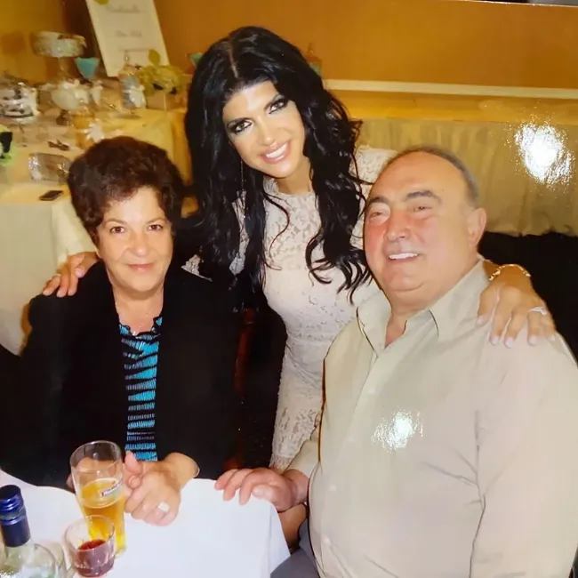 Teresa Giudice posando con sus padres