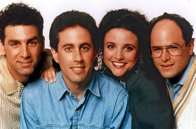 Michael Richards, Jerry Seinfeld, Julia Louis-Dreyfus y Jason Alexander en una foto del elenco de 