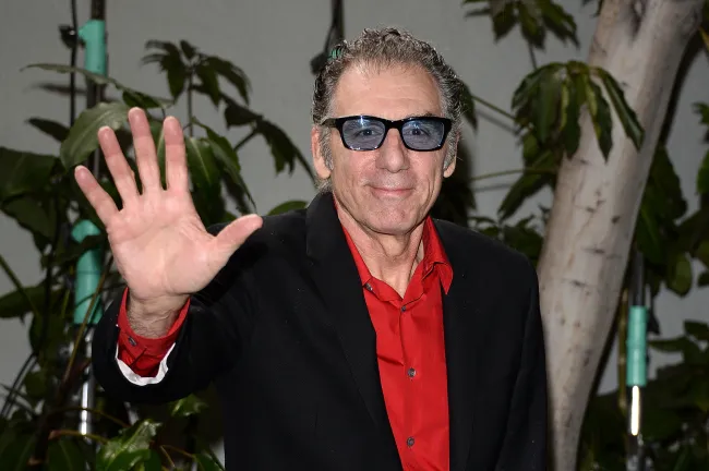 Michael Richards saludando