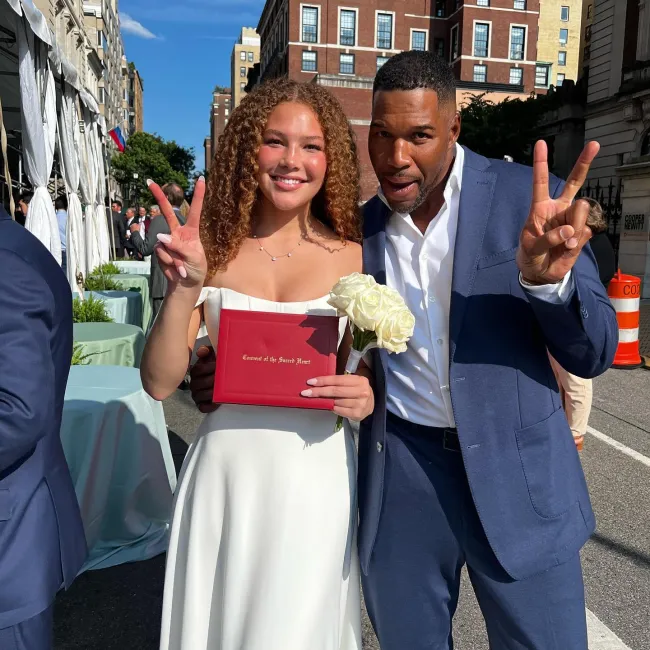 Michael Strahan e Isabella en su graduación.