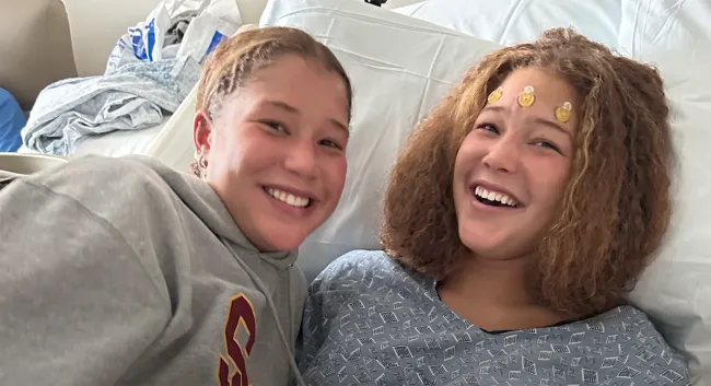 Isabella y Sophia Strahan en el hospital.