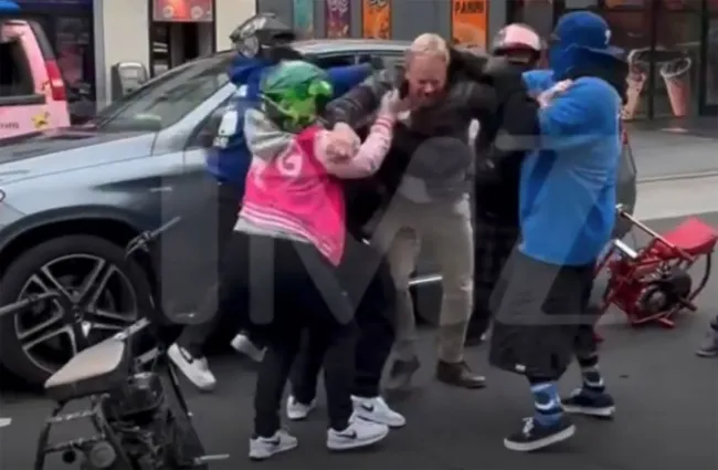 Ian Ziering lucha contra una banda de motociclistas que lo atacaron en Los Ángeles.