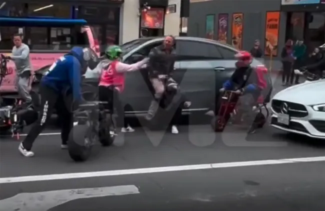 Ian Ziering lucha contra una banda de motociclistas que lo atacaron en Los Ángeles.