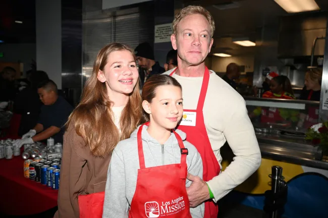 Ian Ziering y su hija Mia y Penna se ofrecen como voluntarios para ayudar a servir comida a la comunidad de personas sin hogar.