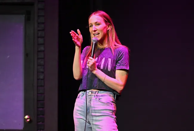 Nikki Glaser en el escenario