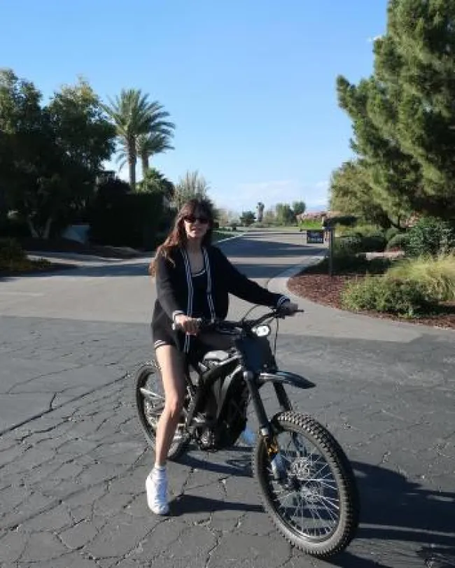 Nina Dobrev en bicicleta