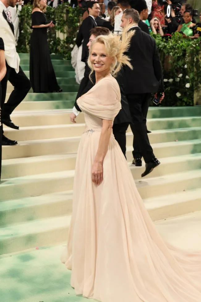 Pamela Anderson en la Met Gala 2024