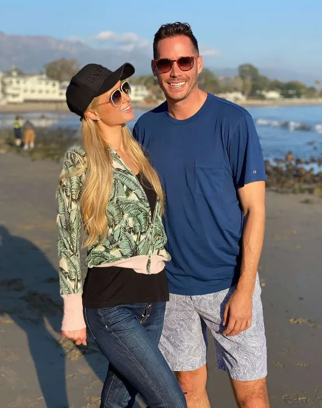 Carter Reum y Paris Hilton en la playa.