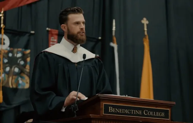 Harrison Butker pronuncia su discurso de graduación desde el podio del Benedictine College