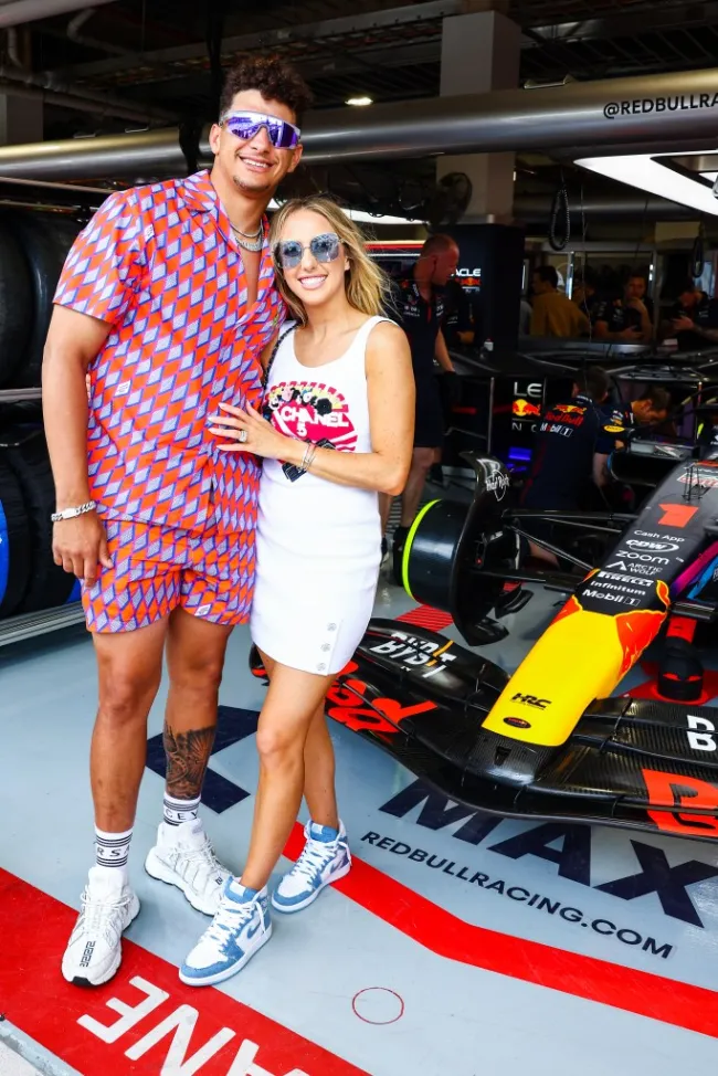 Brittany y Patrick Mahomes en la Fórmula Uno Miami.