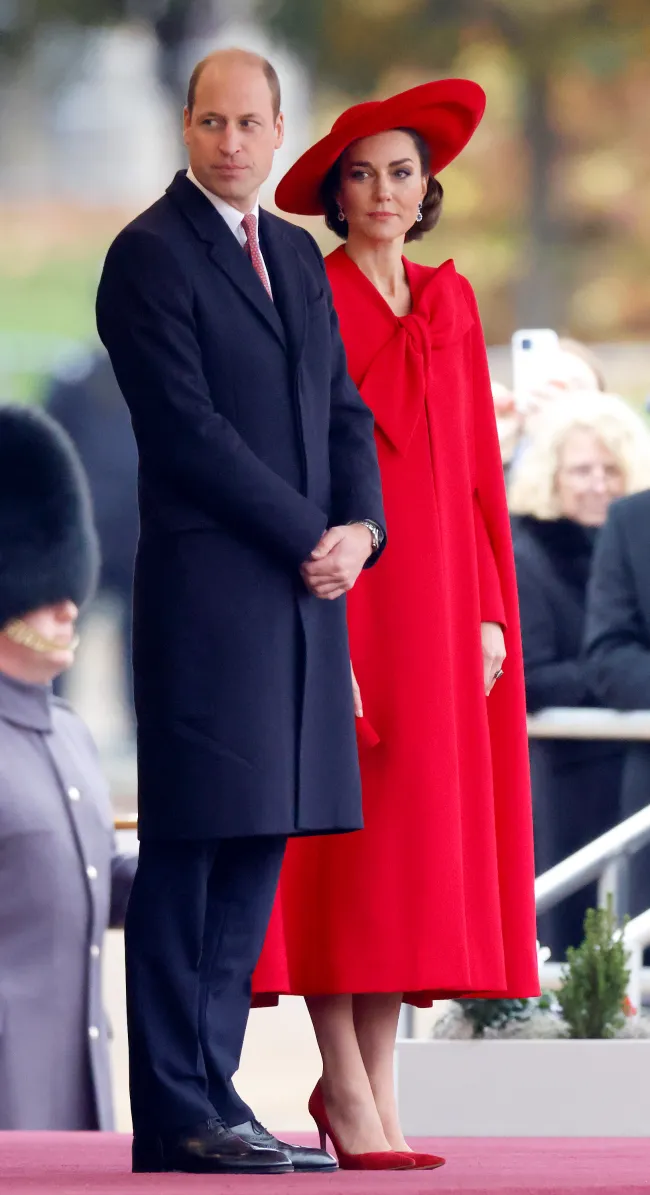 Catalina, Princesa de Gales, Princesa Carlota de Gales, Príncipe Jorge de Gales, Príncipe Guillermo, Príncipe de Gales, Príncipe Luis de Gales asisten al servicio matutino de Navidad en la Iglesia de Sandringham.