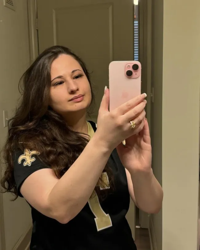 Gypsy Rose Blanchard tomándose una selfie en el espejo.