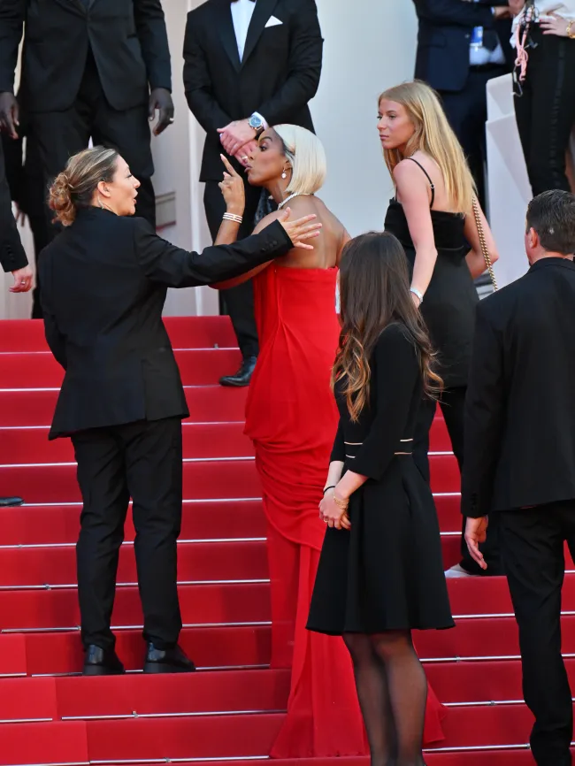 Kelly Rowland señala enojada a un guardia de seguridad del festival de cine de Cannes.