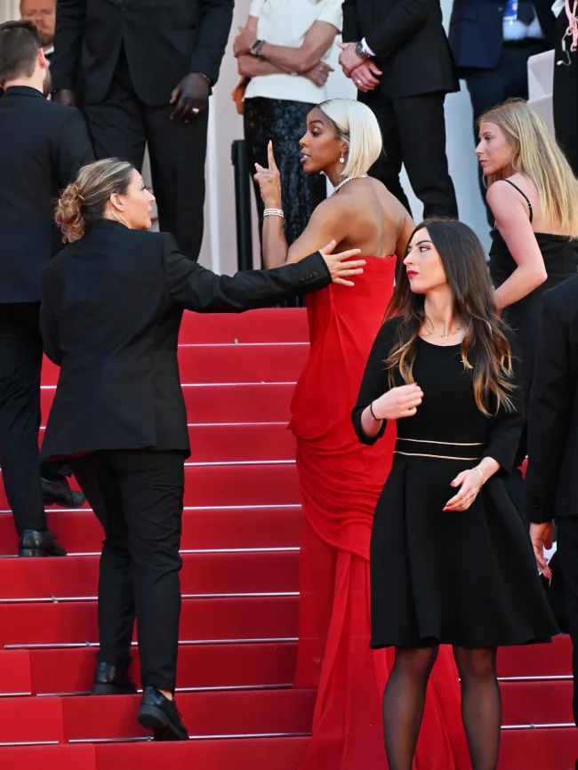 Kelly Rowland señala enojada a un guardia de seguridad del festival de cine de Cannes.