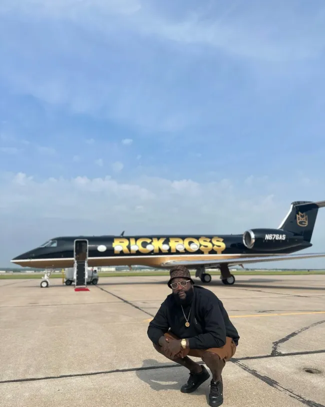 Selfie de Rick Ross delante del jet de Rick Ross