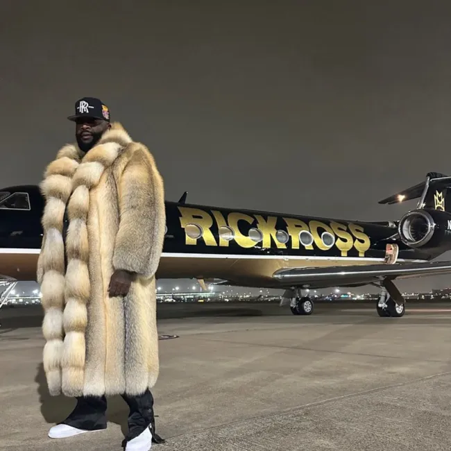 Selfie de Rick Ross delante del jet de Rick Ross