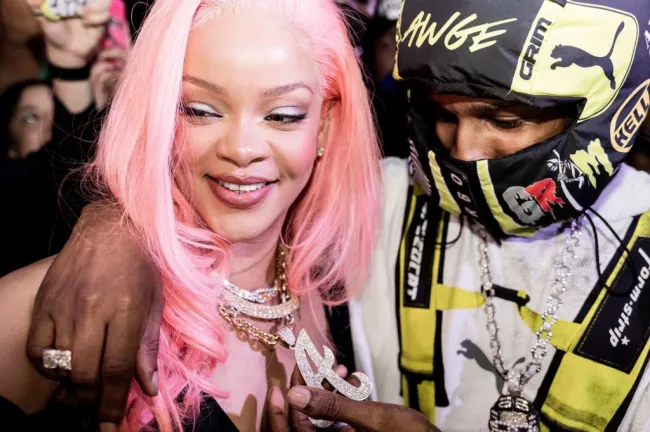 Rihanna con cabello rosa y A$AP Rocky en Miami.