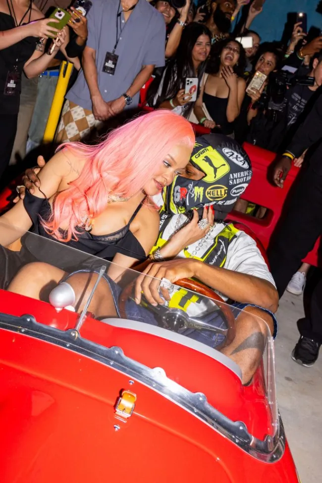 Rihanna con cabello rosa y A$AP Rocky en Miami en un evento de Puma.