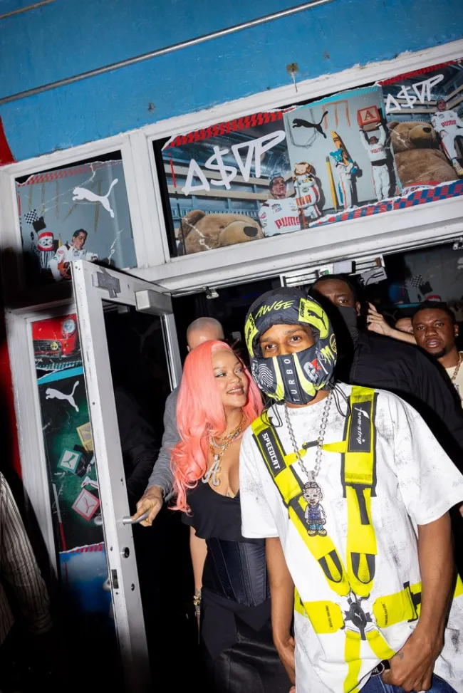 Rihanna con cabello rosa y A$AP Rocky en Miami en un evento de Puma.