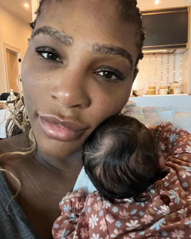 Serena Williams sosteniendo a su hija Adira.