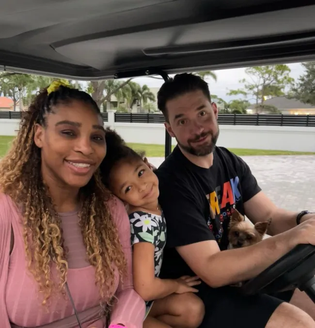 Serena Williams y Alexis Ohanian en un carrito de golf con Olympia.