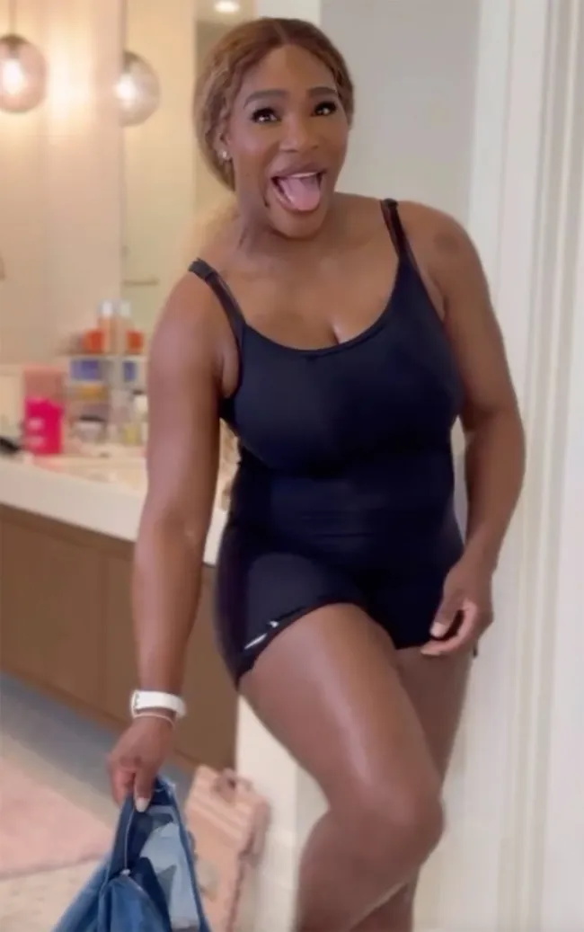 Serena Williams probándose una falda vaquera.