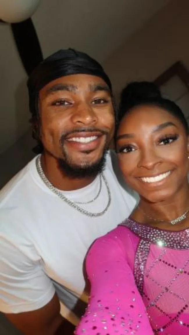 Un selfie de Simone Biles y Jonathan Owens