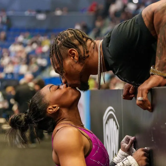 Simone Biles y Jonathan Owens se besan