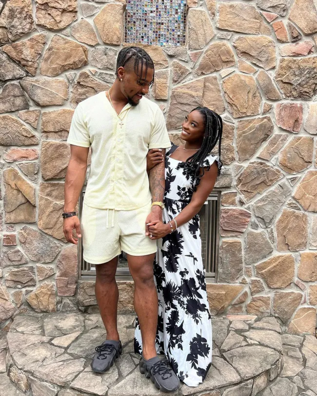 Simone Biles y Jonathan Owens posando juntos