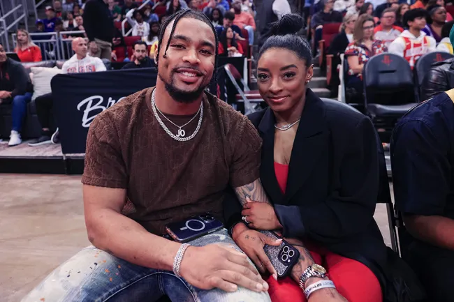 Simone Biles y Jonathan Owens posando juntos