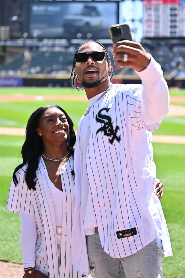 Simone Biles y Jonathan Owens tomándose una selfie