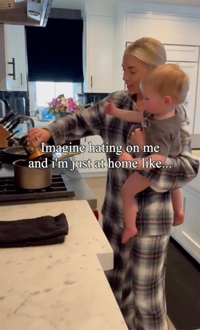 Heather Rae Young bailando en un video con su hijo Tristan.