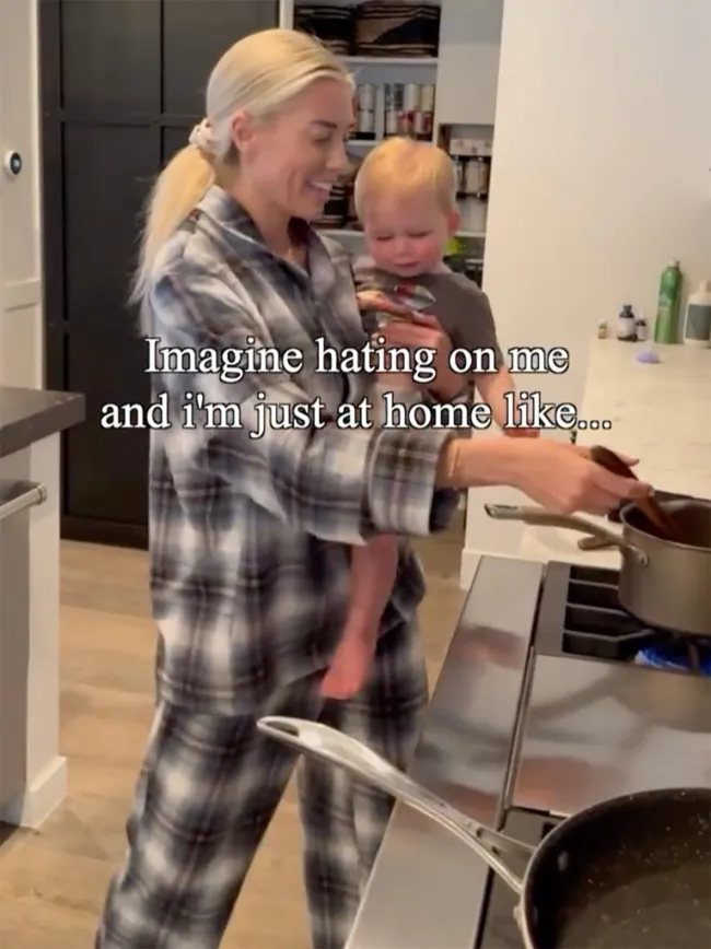 Heather Rae Young bailando en un video con su hijo Tristan.