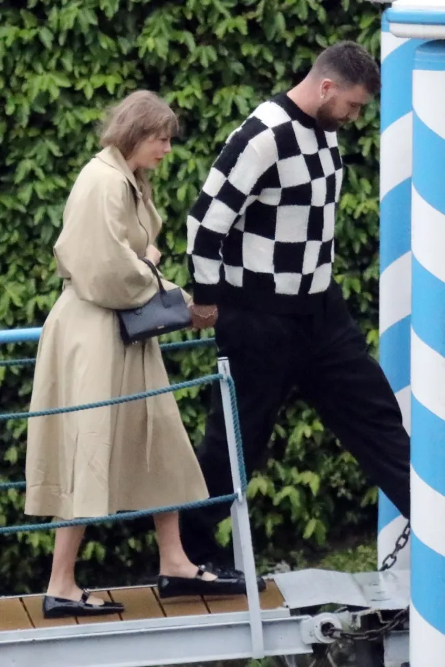 Taylor Swift y Travis Kelce disfrutaron el miércoles de un romántico paseo en barco por el lago Como.