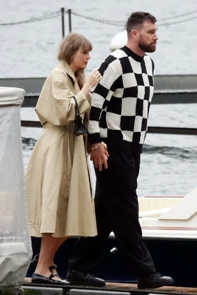 Taylor Swift y Travis Kelce en una cita en el lago Como