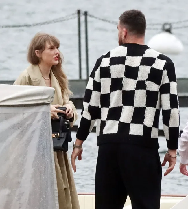 Taylor Swift y Travis Kelce en una cita en el lago Como