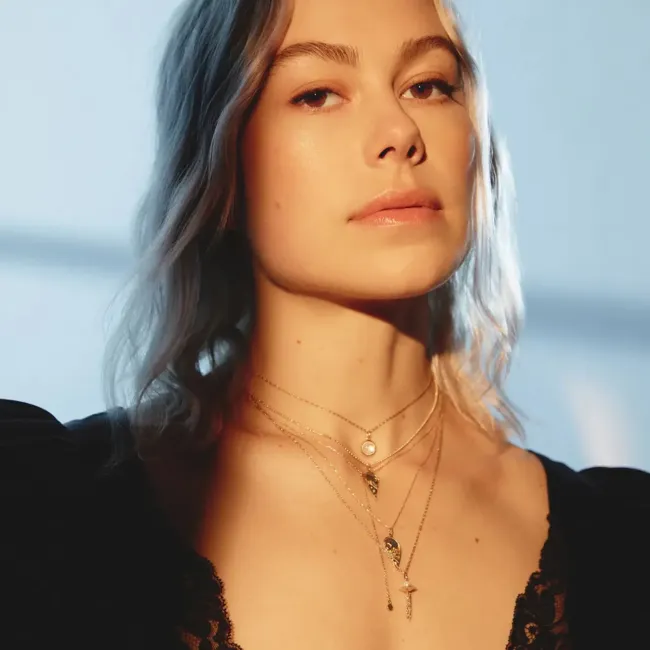 Phoebe Bridgers con joyas de Catbird