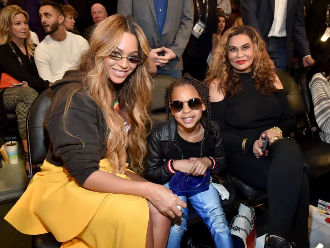 Beyoncé, Blue Ivy Carter y Tina Knowles sentadas juntas