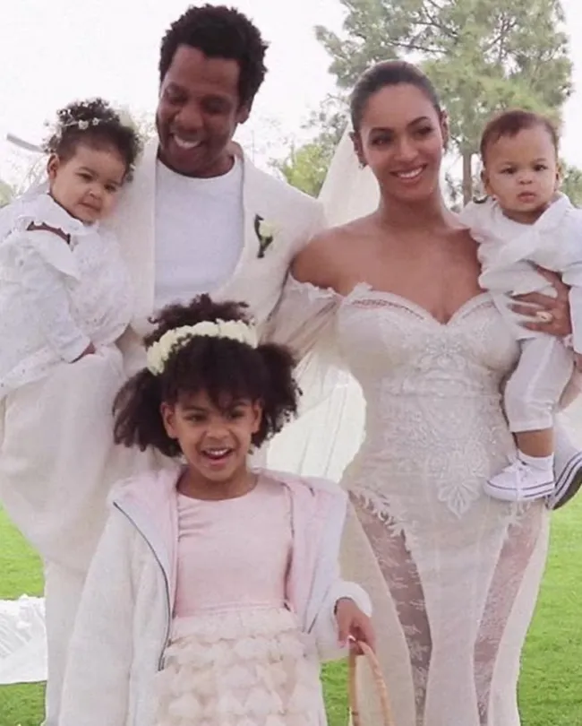 Jay-Z y Beyoncé posando con sus tres hijos