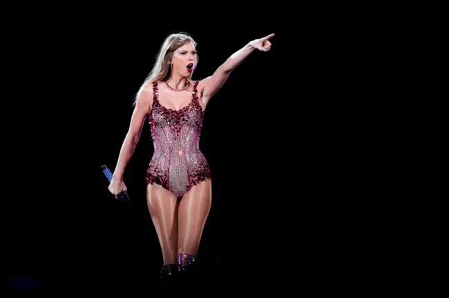 Taylor Swift actuando en el escenario.