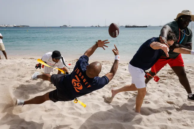 Damaune Journey atrapando una pelota de fútbol en la playa