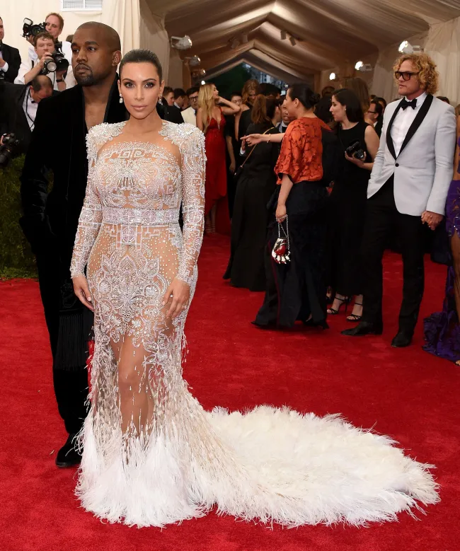 Vestido de plumas de Kim Kardashian