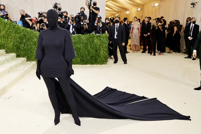 Vestido enmascarado de Kim Kardashian en la Met Gala 2021