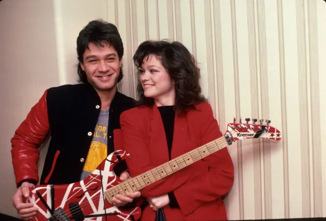 Eddie Van Halen y Valerie Bertinelli sonríen en una foto.